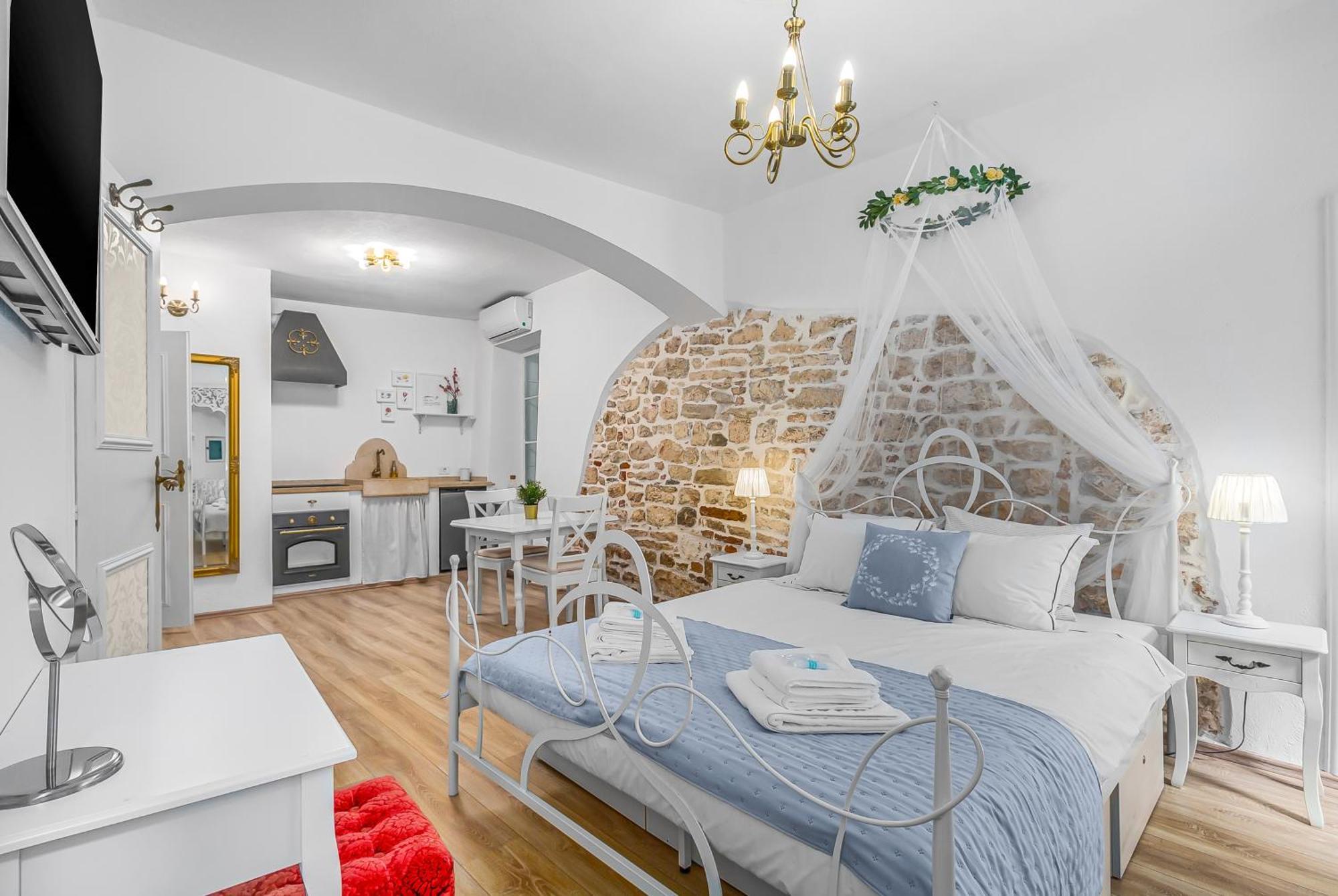 Primavera Deluxe Studio Apartment โรวีน ภายนอก รูปภาพ