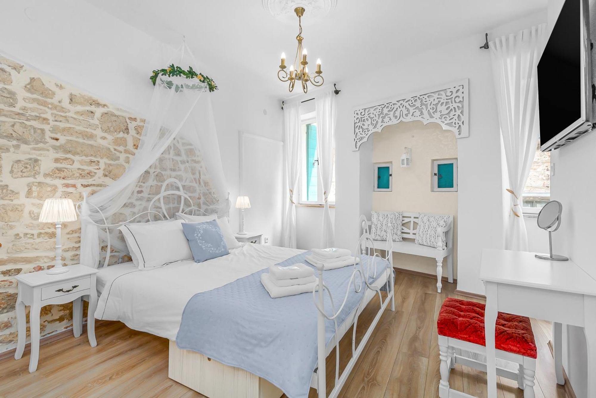 Primavera Deluxe Studio Apartment โรวีน ภายนอก รูปภาพ