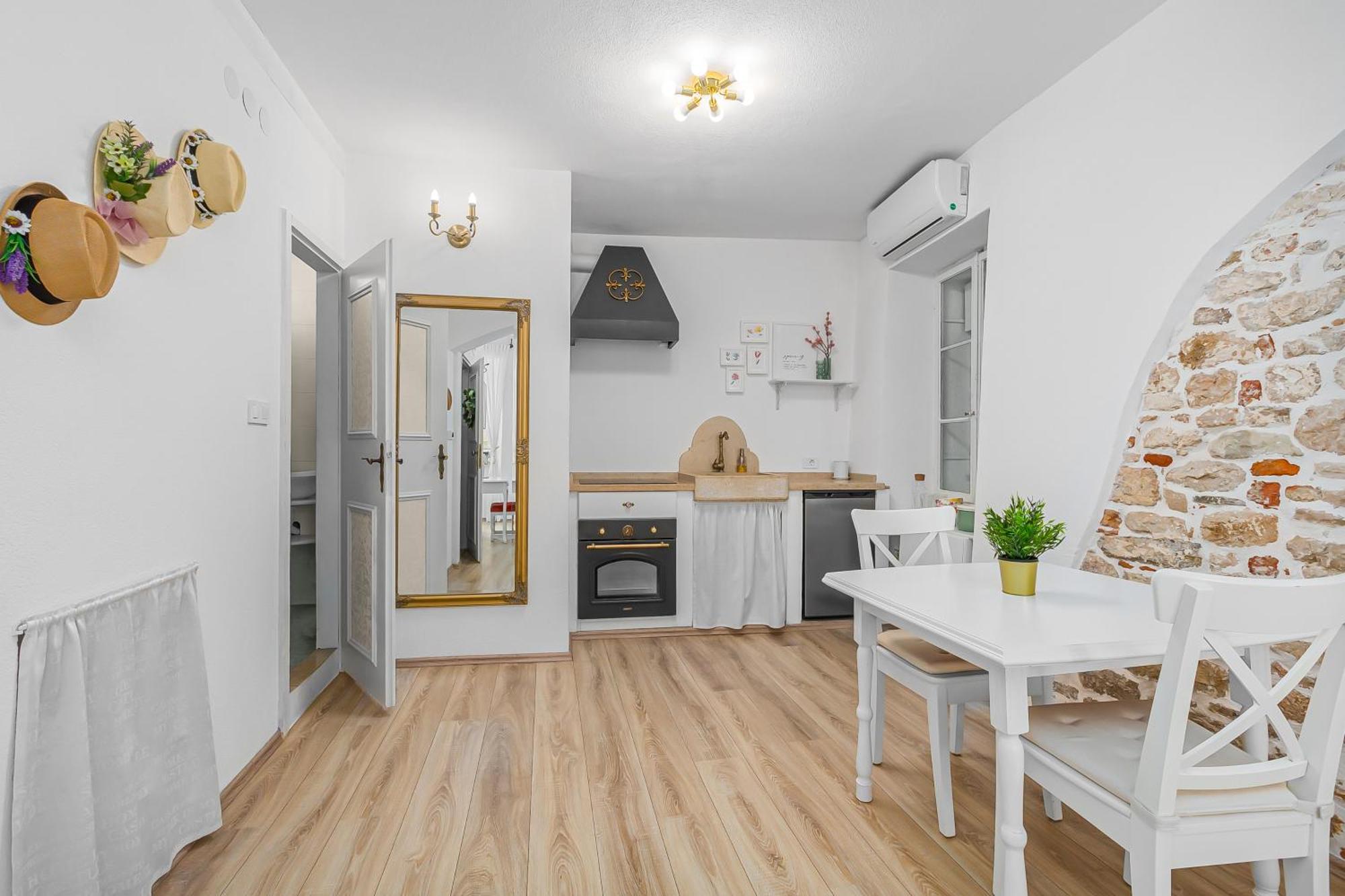 Primavera Deluxe Studio Apartment โรวีน ภายนอก รูปภาพ
