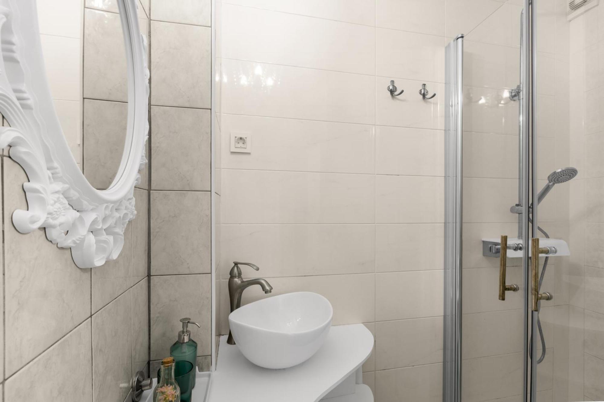 Primavera Deluxe Studio Apartment โรวีน ภายนอก รูปภาพ