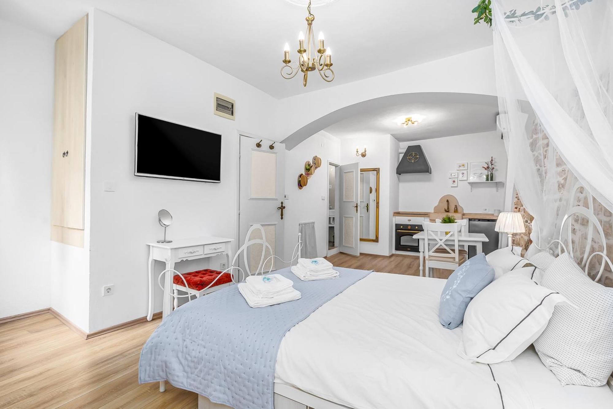 Primavera Deluxe Studio Apartment โรวีน ภายนอก รูปภาพ